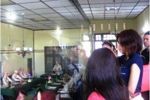 Pengunjung saat wisata sejarah ke gedung naskah linggarjati.